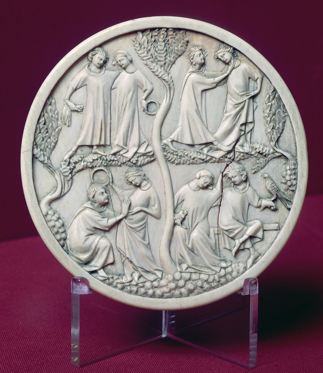 Boîtier de miroir représentant des scènes courtoises, vers 1320-30 - French School