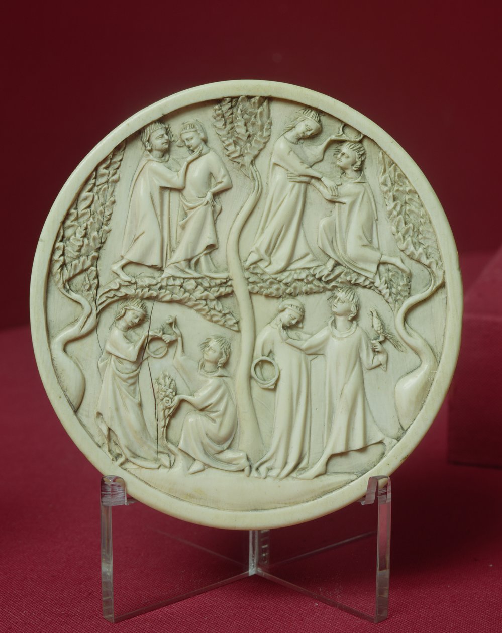 Boîtier de miroir représentant des scènes courtoises, vers 1320-30 - French School