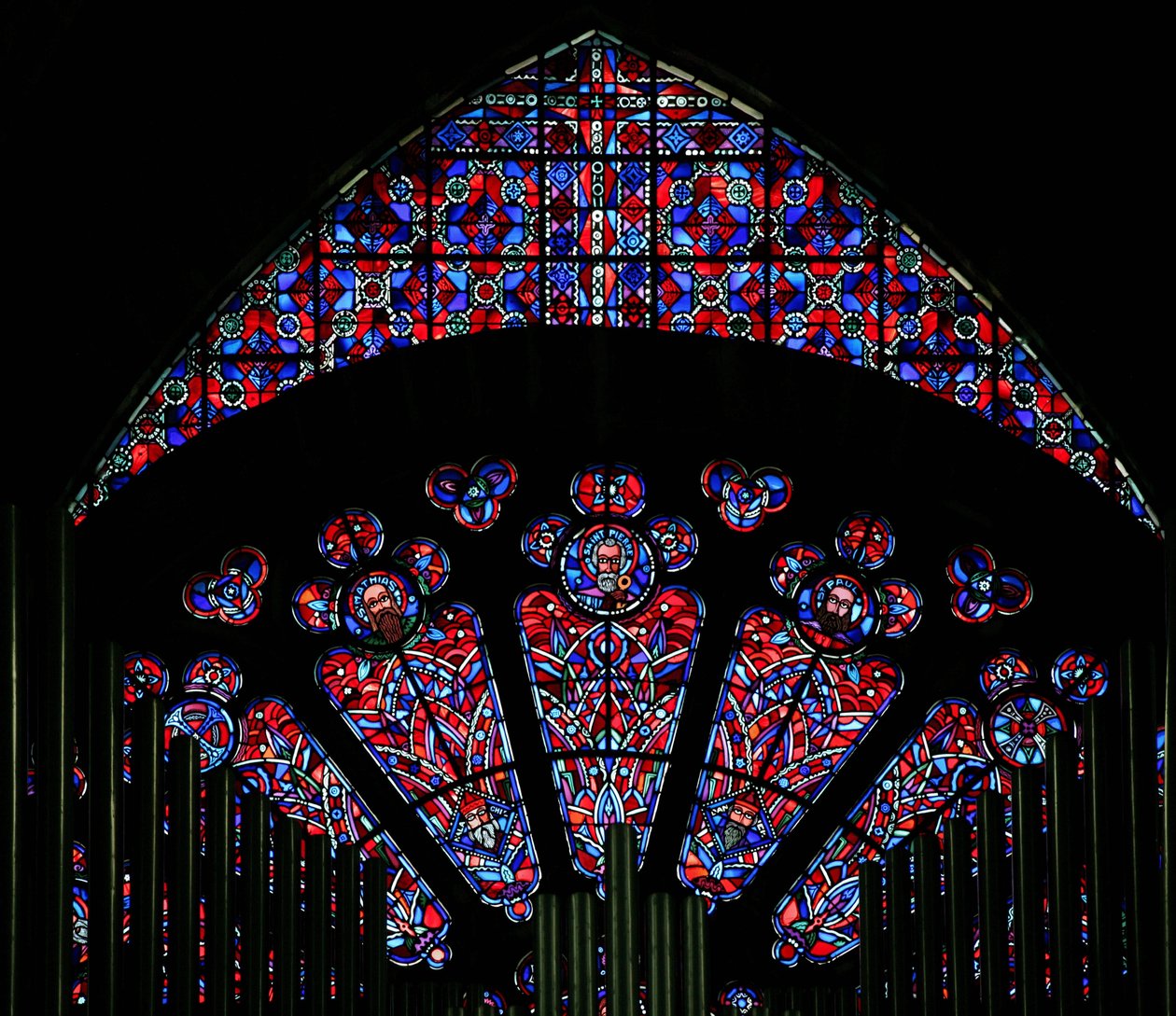 Verre moderne dans une maçonnerie du XIIIe siècle - French School