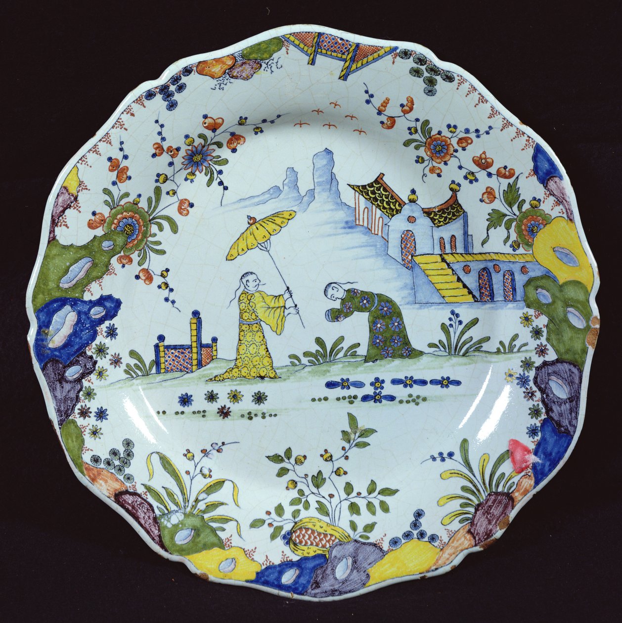 Assiette, décorée dans le style Chinoiserie, créée à Rouen - French School