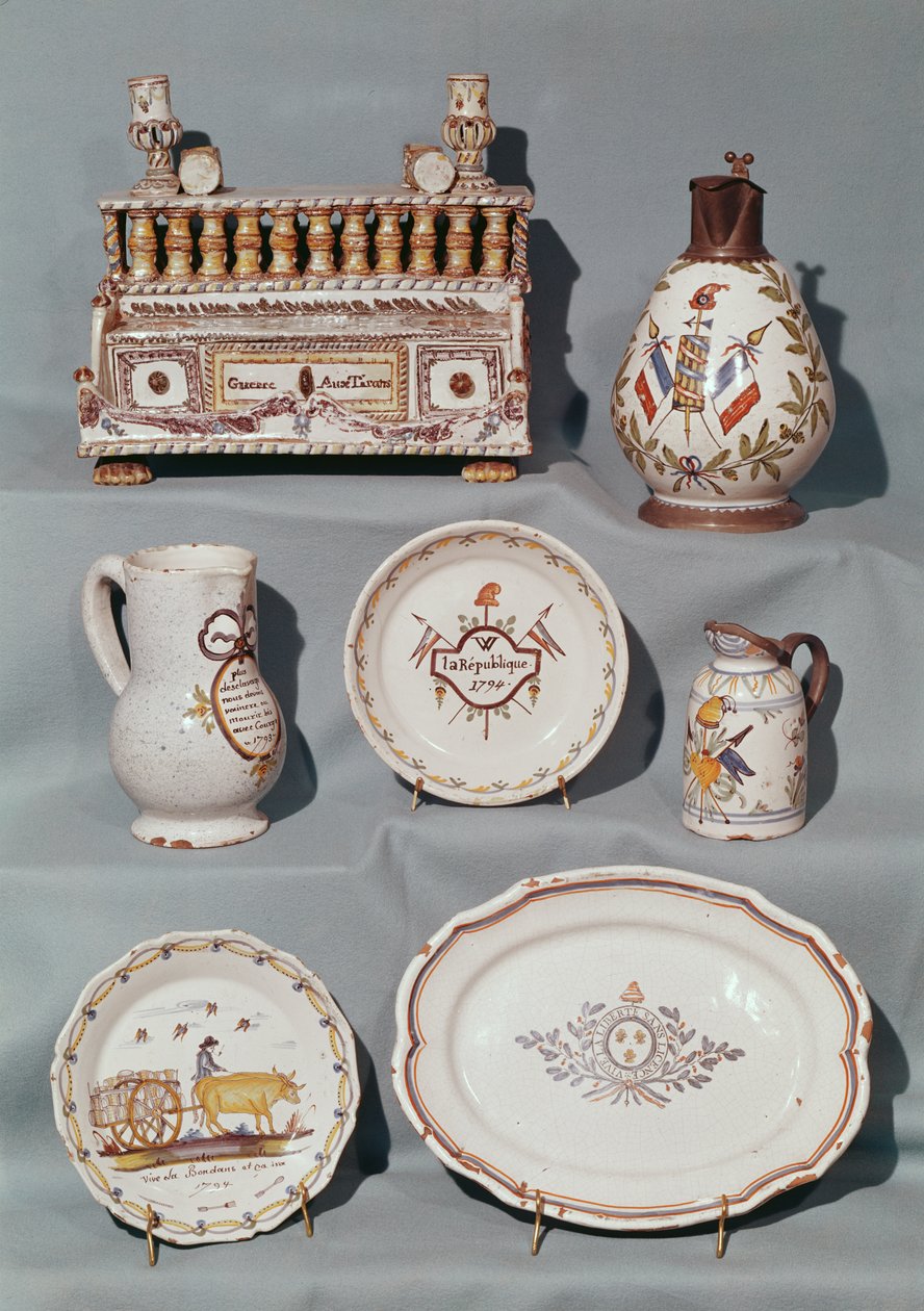 Assiettes, plat, cruche, pot à tabac ; écritoire et chope inscrits avec des motifs et slogans révolutionnaires français, fin du XVIIIe siècle - French School
