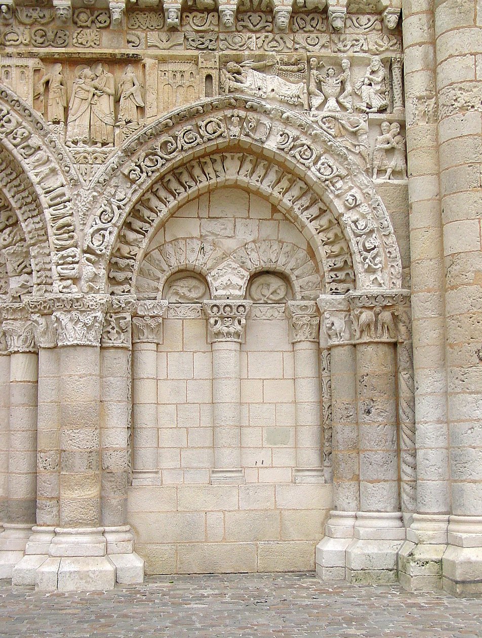 Portail de la façade ouest - French School