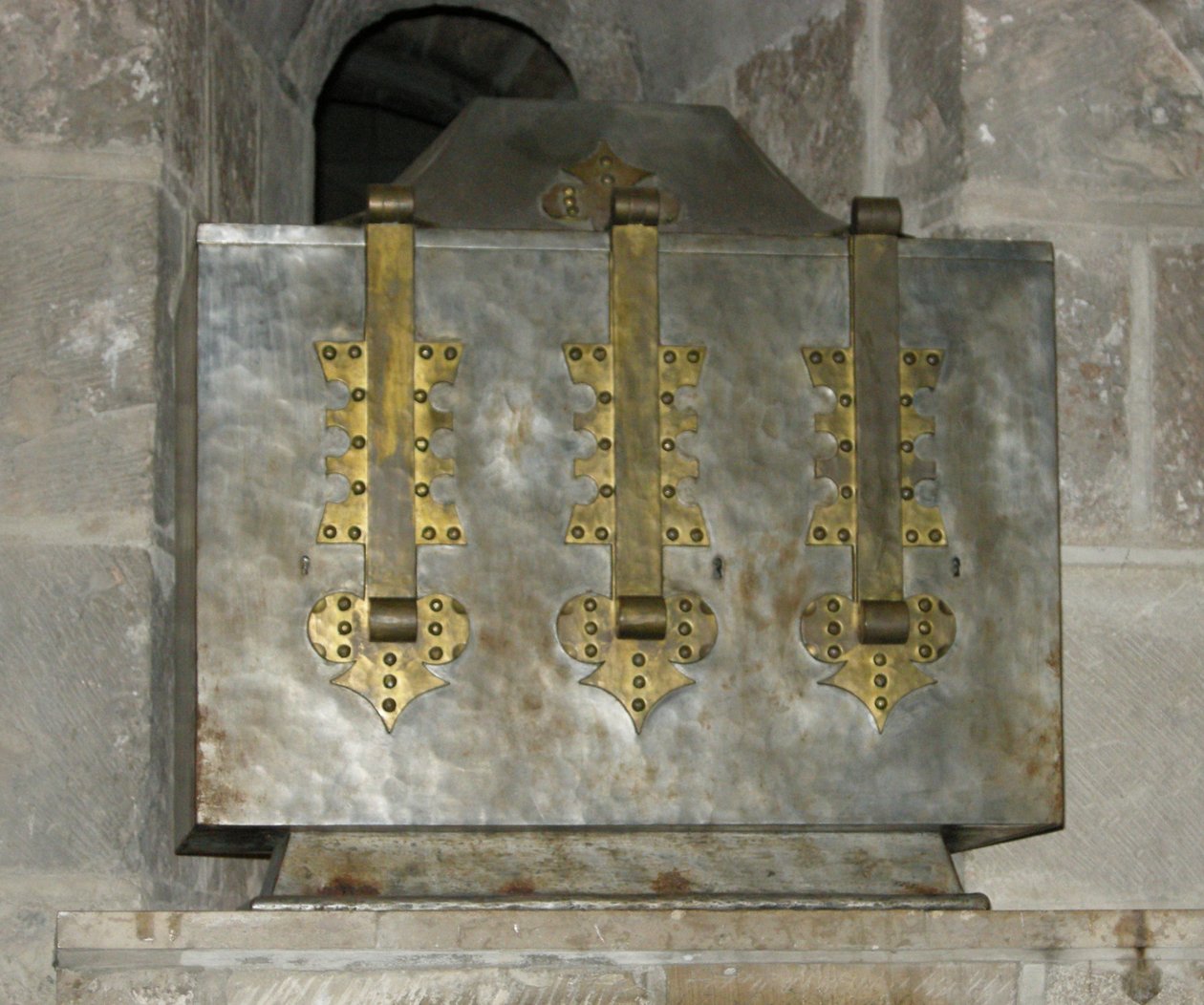 Reliquaire contenant les reliques de Saint Benoît, placé dans la crypte en 1108 - French School
