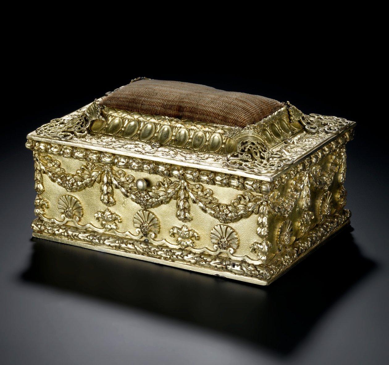 Coffret rectangulaire en vermeil avec couvercle à charnière et coussin d