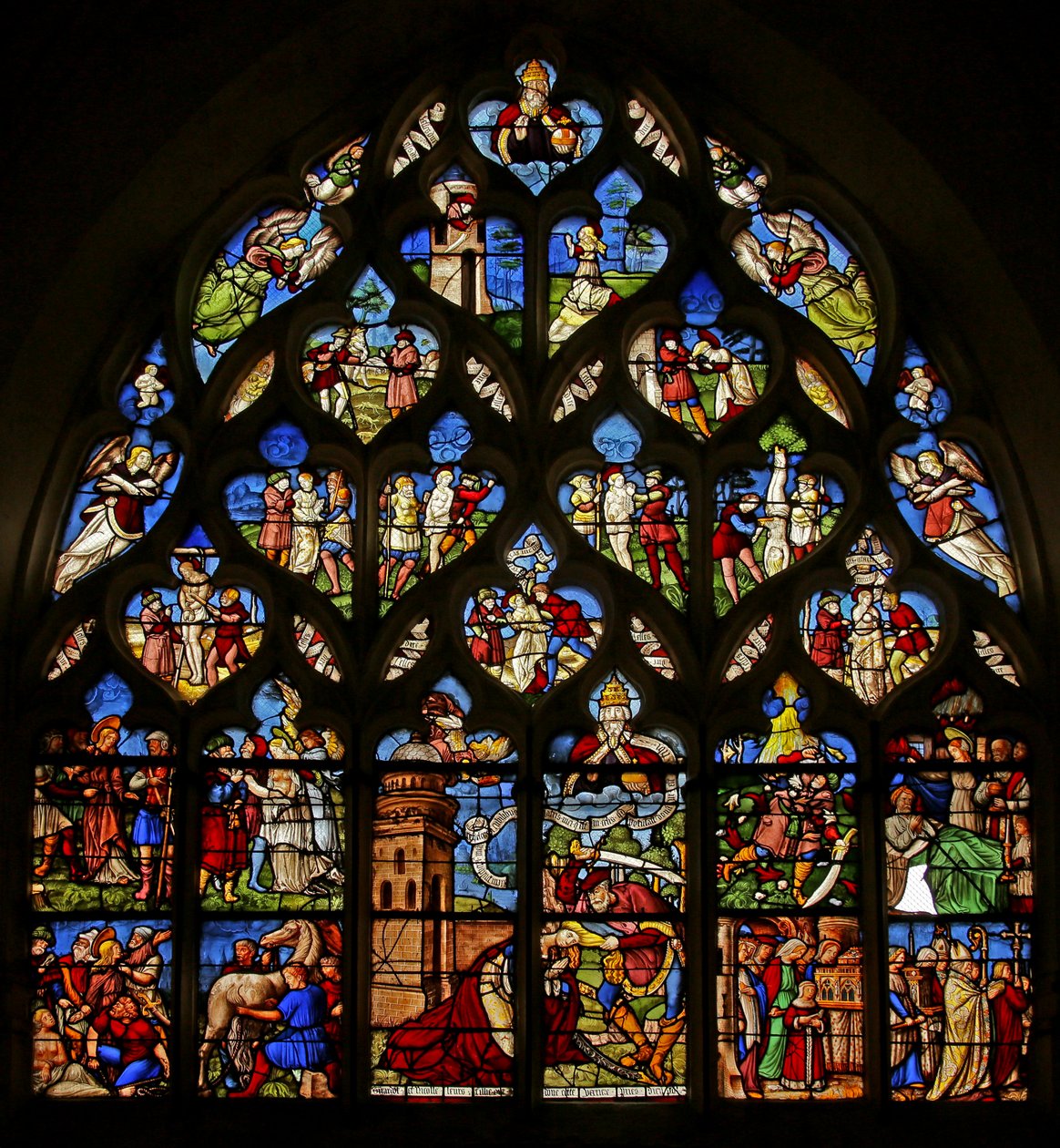 Le martyre de Sainte Barbara avec des scènes de sa vie au-dessus dans les lumières de la tracery - French School