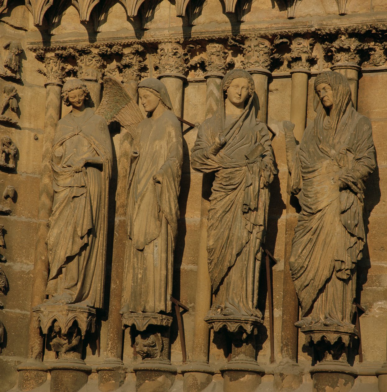 La Visitation, quatre figures de jambage de la façade ouest de la cathédrale, c.1230-40 - French School