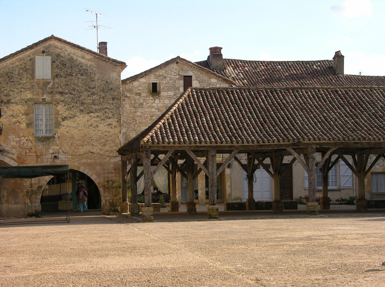 Vue du marché couvert dans le village - French School