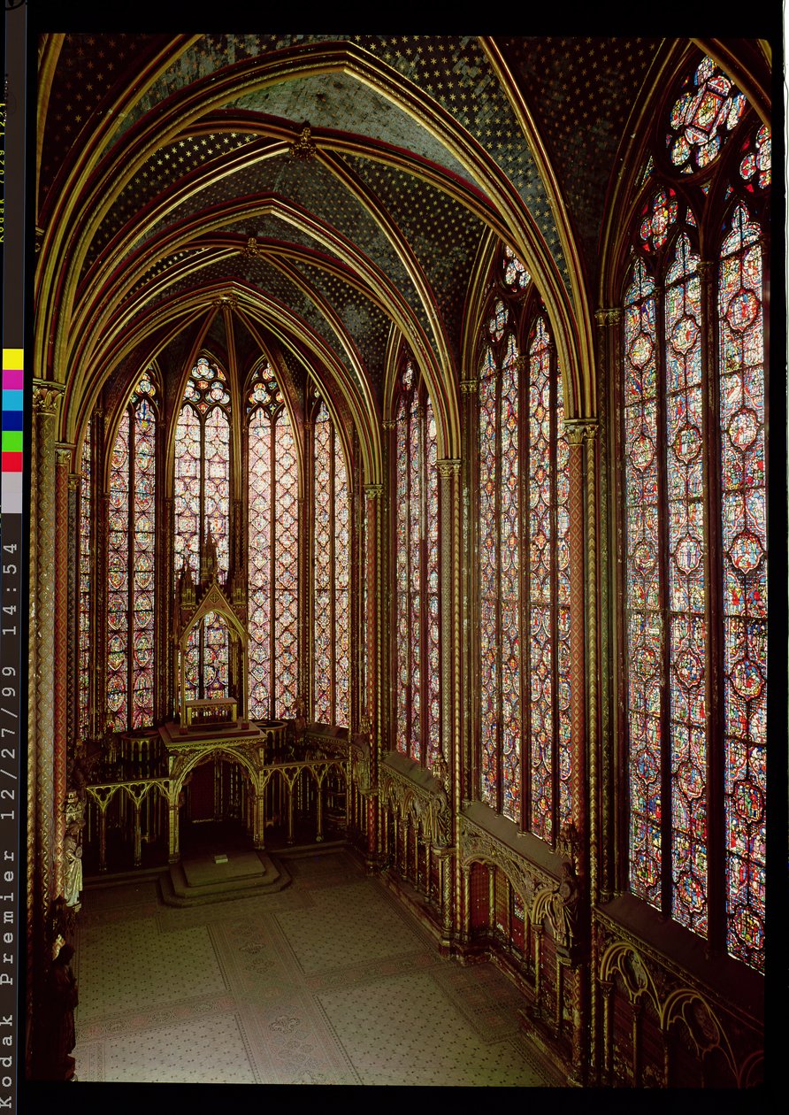 Vue des vitraux dans la chapelle supérieure, 1246-48 - French School