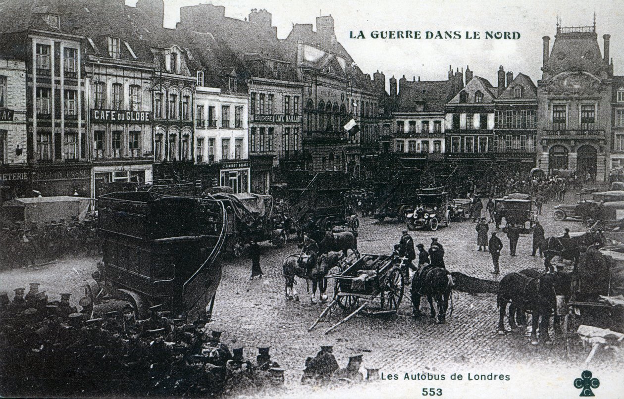 Guerre dans le Nord : Bus londoniens de la British Expeditionary Force sur la place principale de Béthune en 1915 - French School