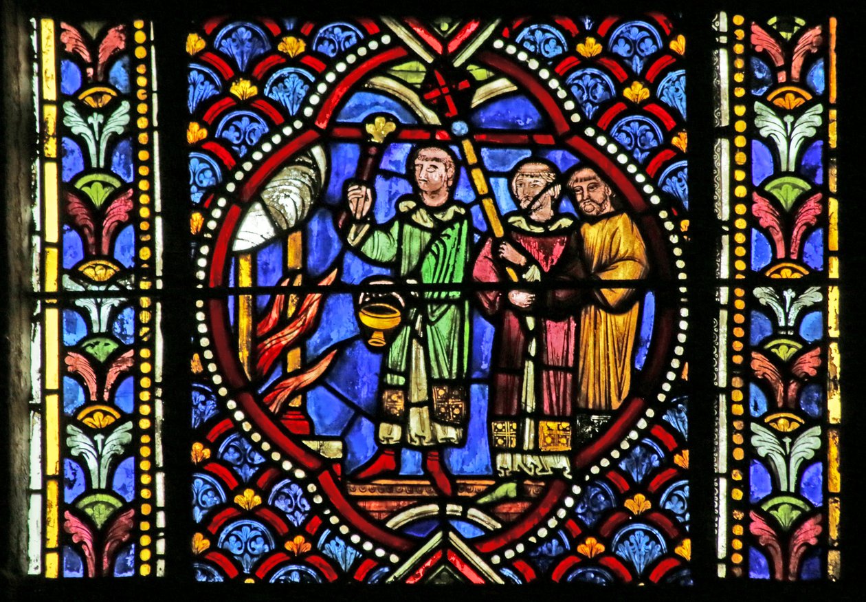 Vitrail représentant une scène de la vie de Saint Artheme : Un incendie dans la ville de Clermont nécessite le déplacement des reliques des saints. Une procession transporte le reliquaire et arrive à l