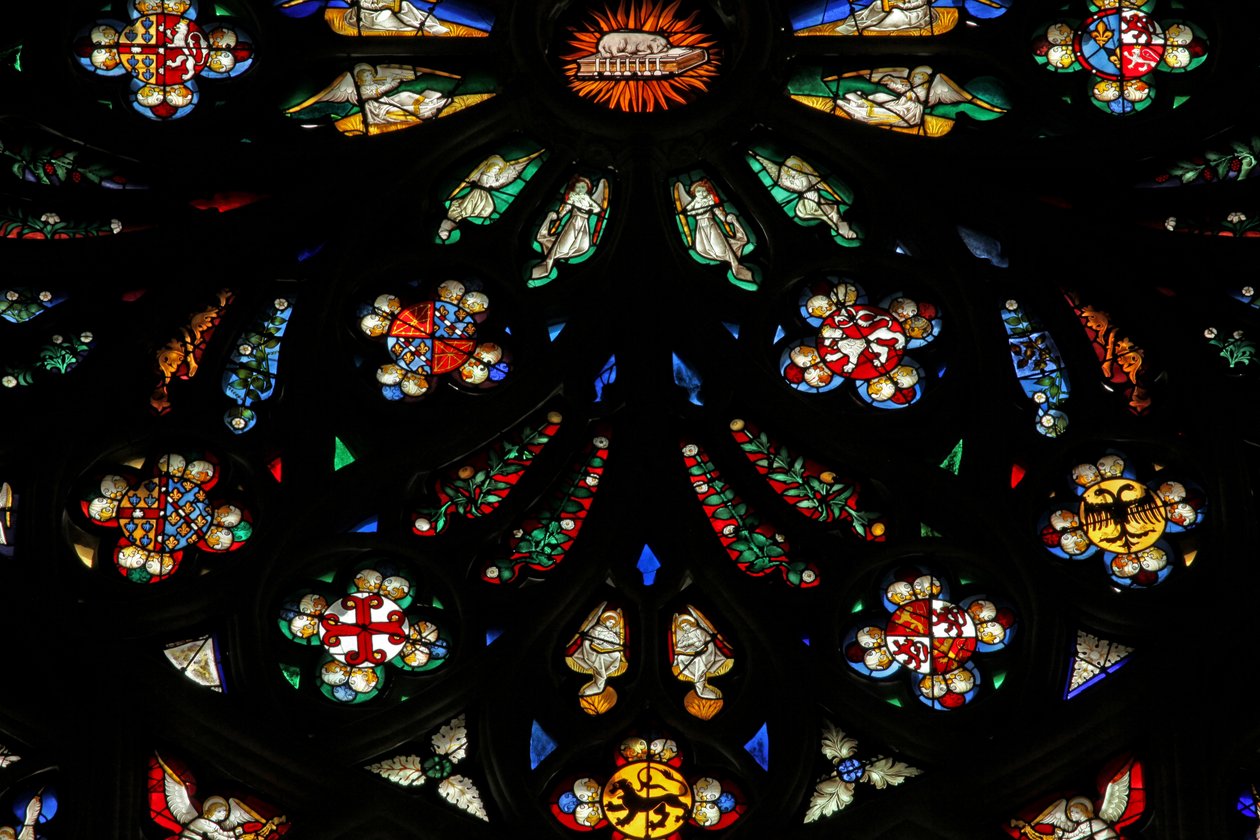 Fenêtre représentant un détail de la rosace ouest ; les armoiries incluent Montmorency-Laval, Bertrand Du Guesclin et Olivier de Clisson - French School