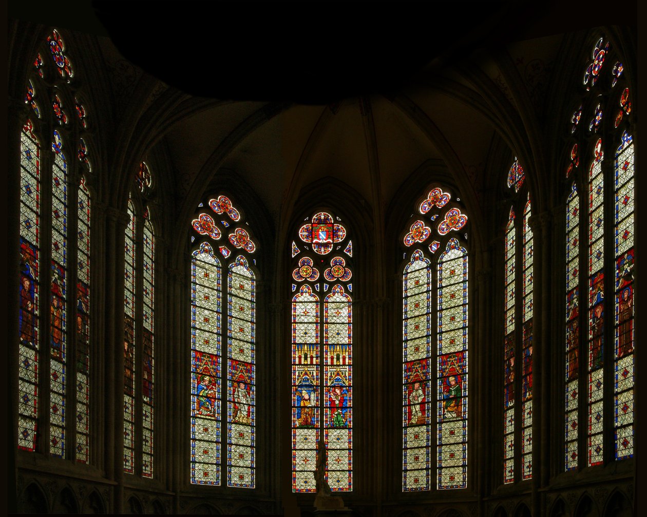 Fenêtre représentant une vue de la chapelle est : les trois fenêtres centrales sont modernes mais les autres appartiennent à la fin du XIIIe siècle - French School