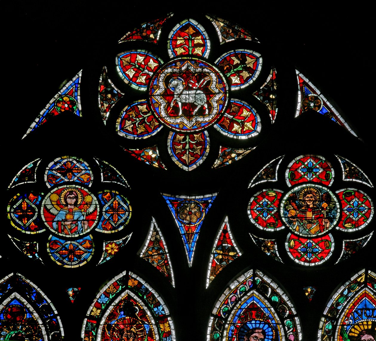 Fenêtre w202 représentant les lumières de la rosace avec deux anges et l