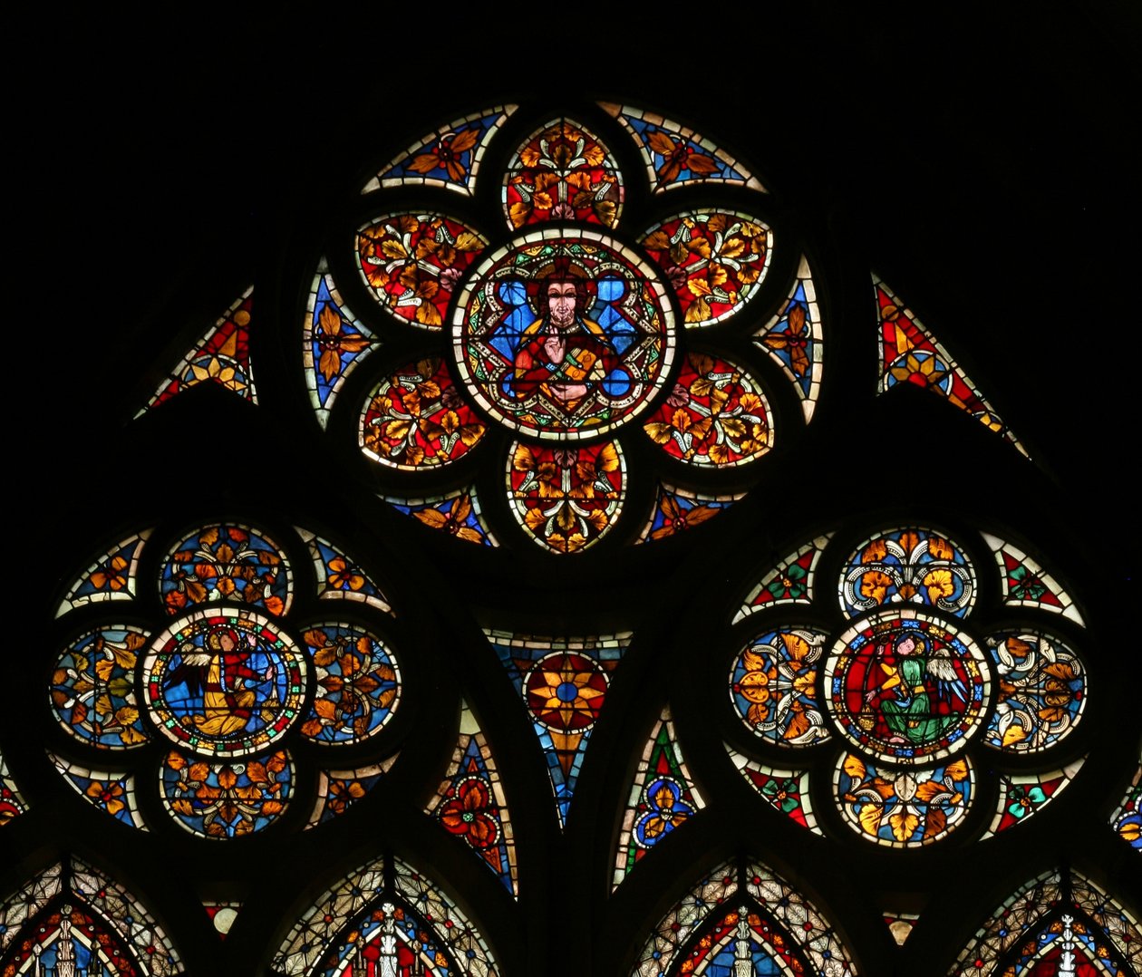 Fenêtre w203 représentant les lumières de la rosace avec trois anges - French School