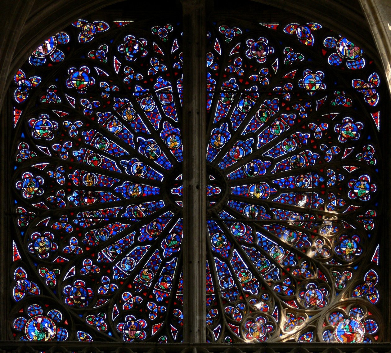 Fenêtre w219, la rosace nord, représentant des prophètes, des ancêtres du Christ et des Anciens de l