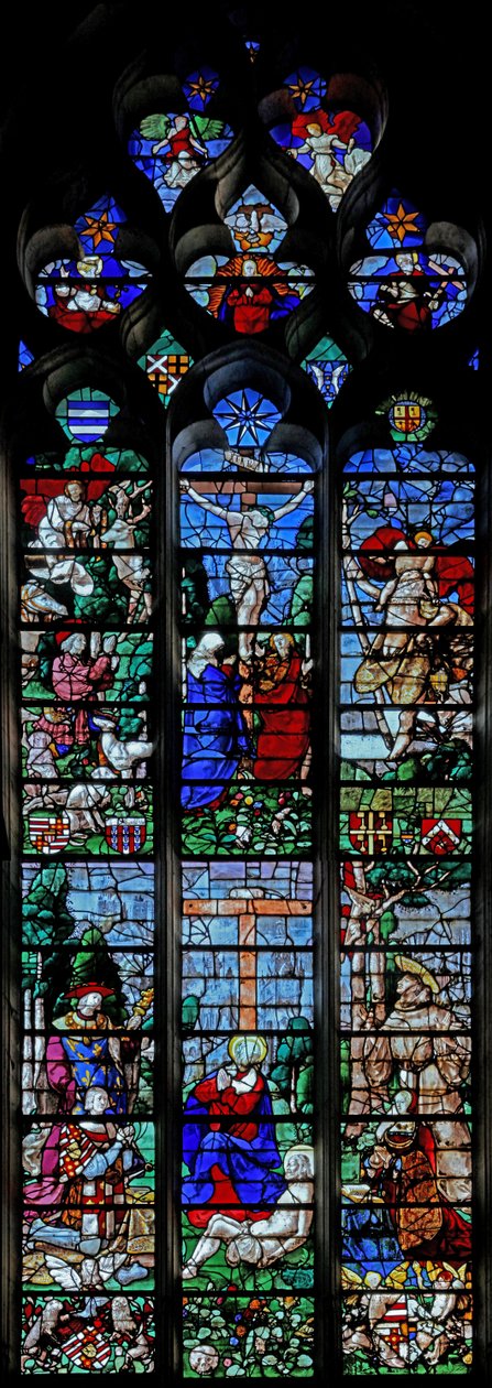 Fenêtre w25 représentant la Crucifixion avec Saint Hubert et Saint Christophe ; en dessous, le donateur Louis de Roncherolles et sa femme Françoise de Halluin avec Saint Louis et Saint François - French School