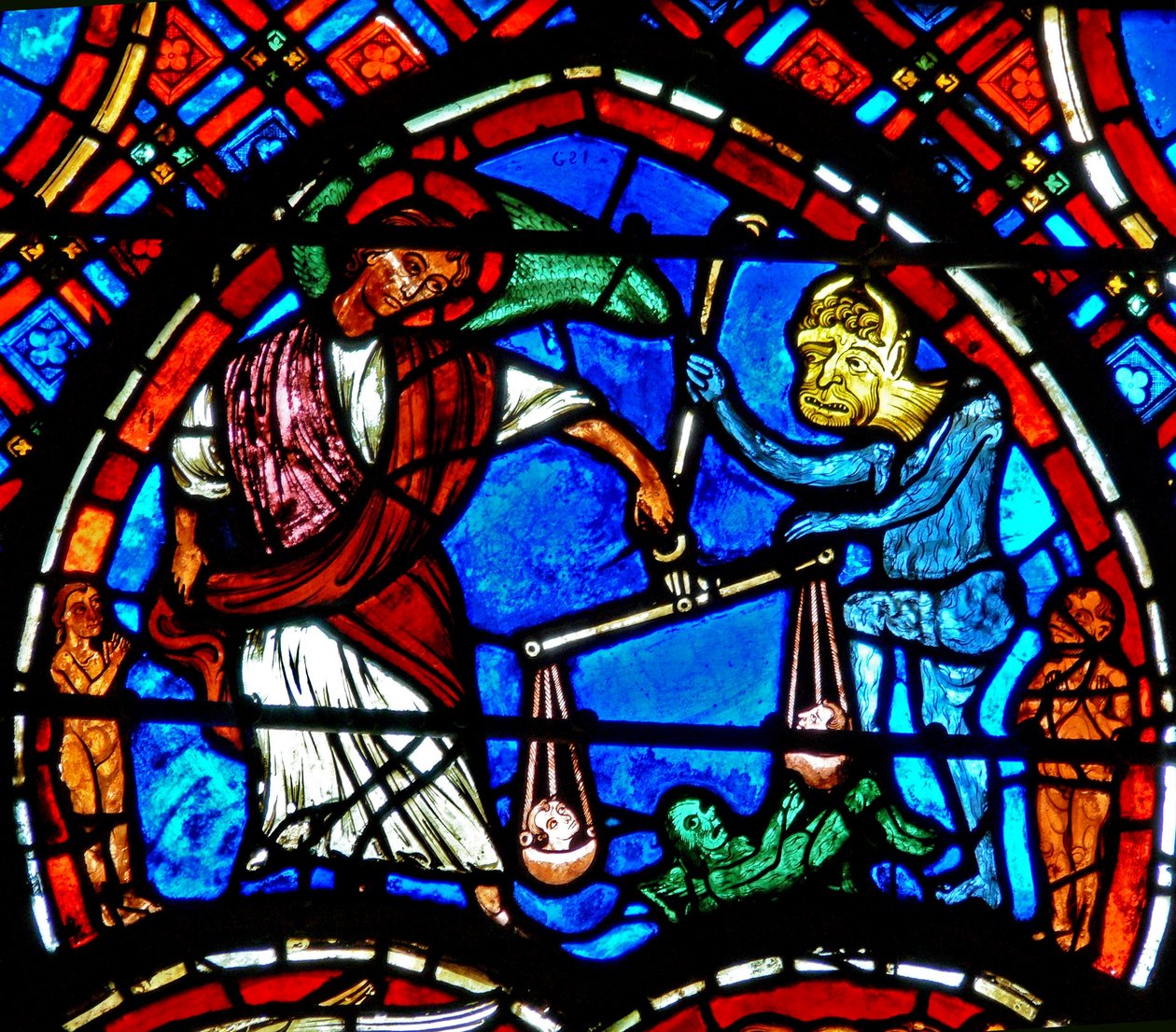 Fenêtre w4 représentant une scène du Jugement Dernier : Saint Michel pesant les âmes - French School