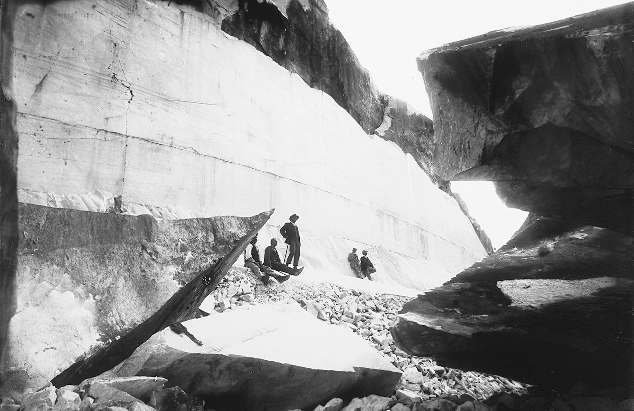 Quelques hommes assis le long des murs d