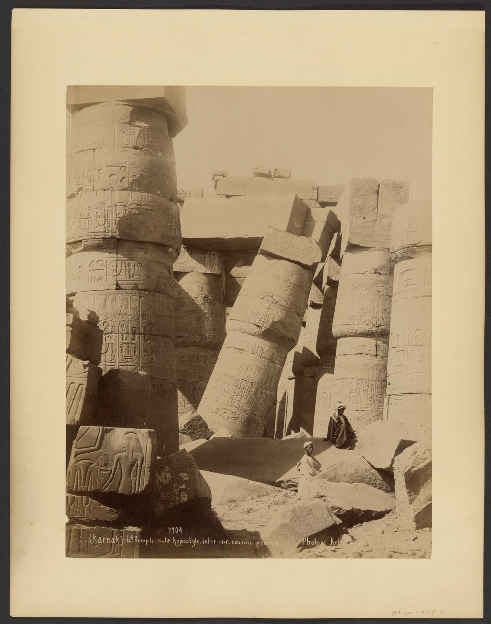 (Karnak) Gd. Temple, salle hypostyle, interieur, colonne penchee - G. Lekegian