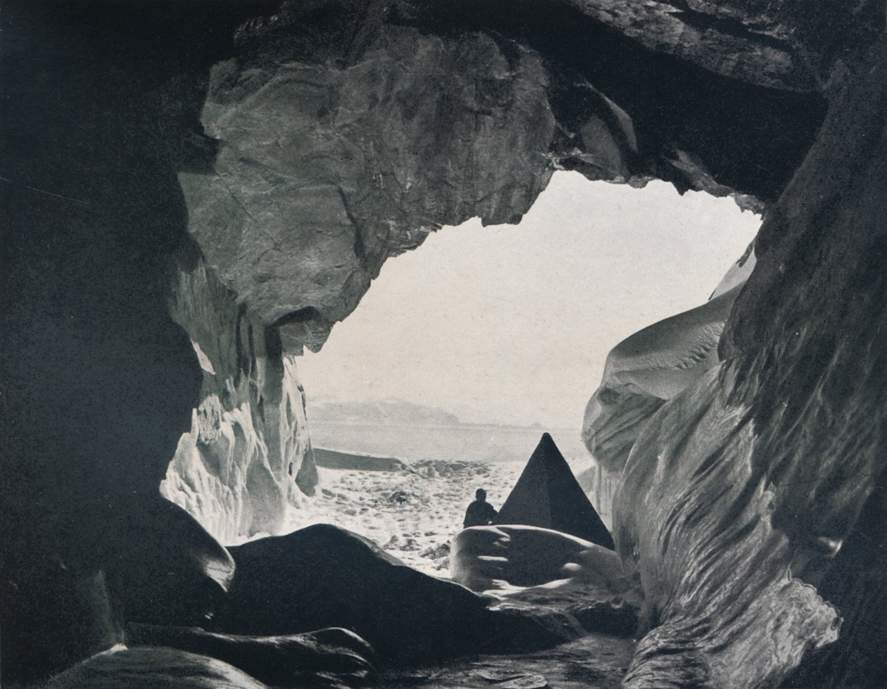 Camp dans la grotte sous Penelope Point, 1912, 1913 - G. Murray Levick