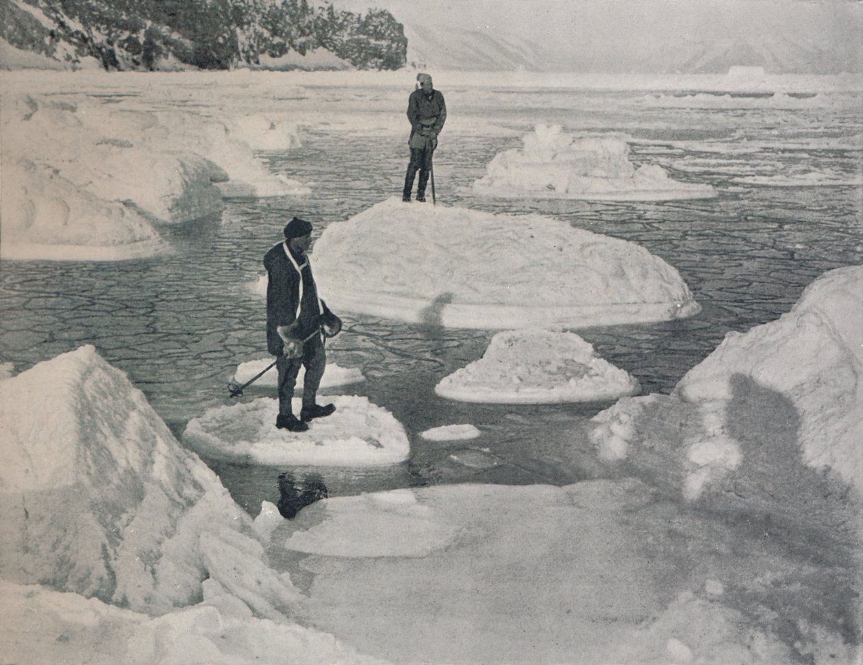 Campbell et Priestley flottant sur la glace de crêpe, 1912, 1913 - G. Murray Levick