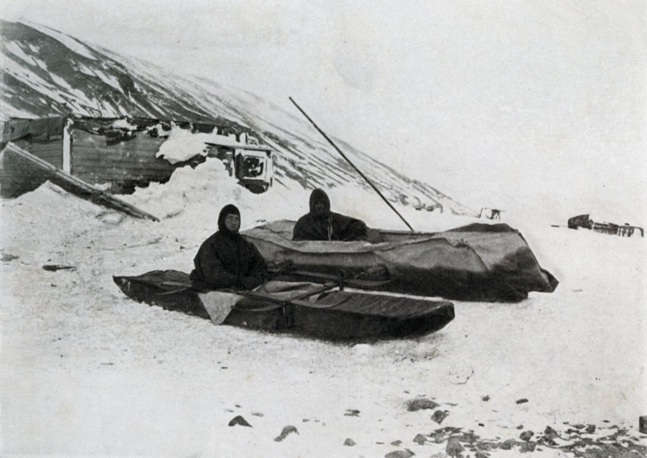 Les deux kayaks à terre, vers 1911, 1913 - G. Murray Levick