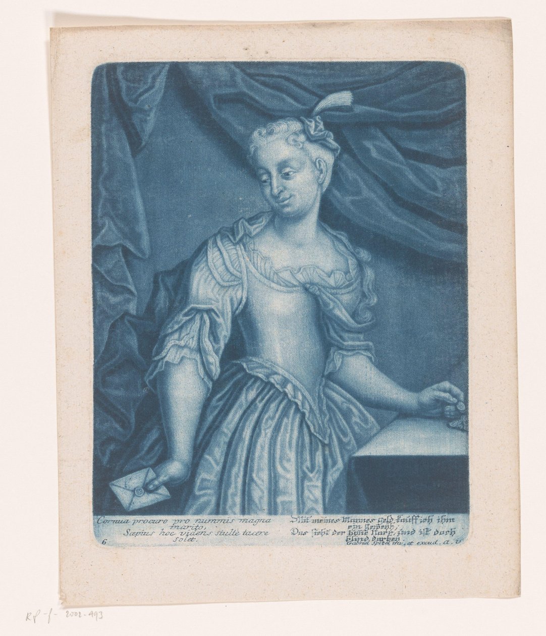 Femme avec une lettre indiquant qu
