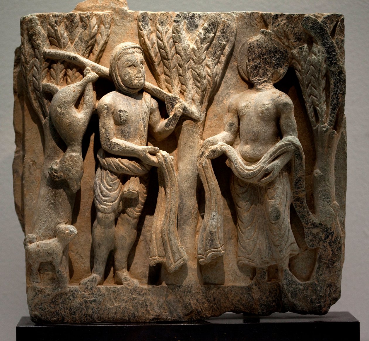 Échange de vêtements avec un chasseur. Bas-relief sculpté, art du Gandhara (Pakistan), 2e-3e siècle. Musée national de Corée, Séoul (Corée du Sud). - Gandhara School