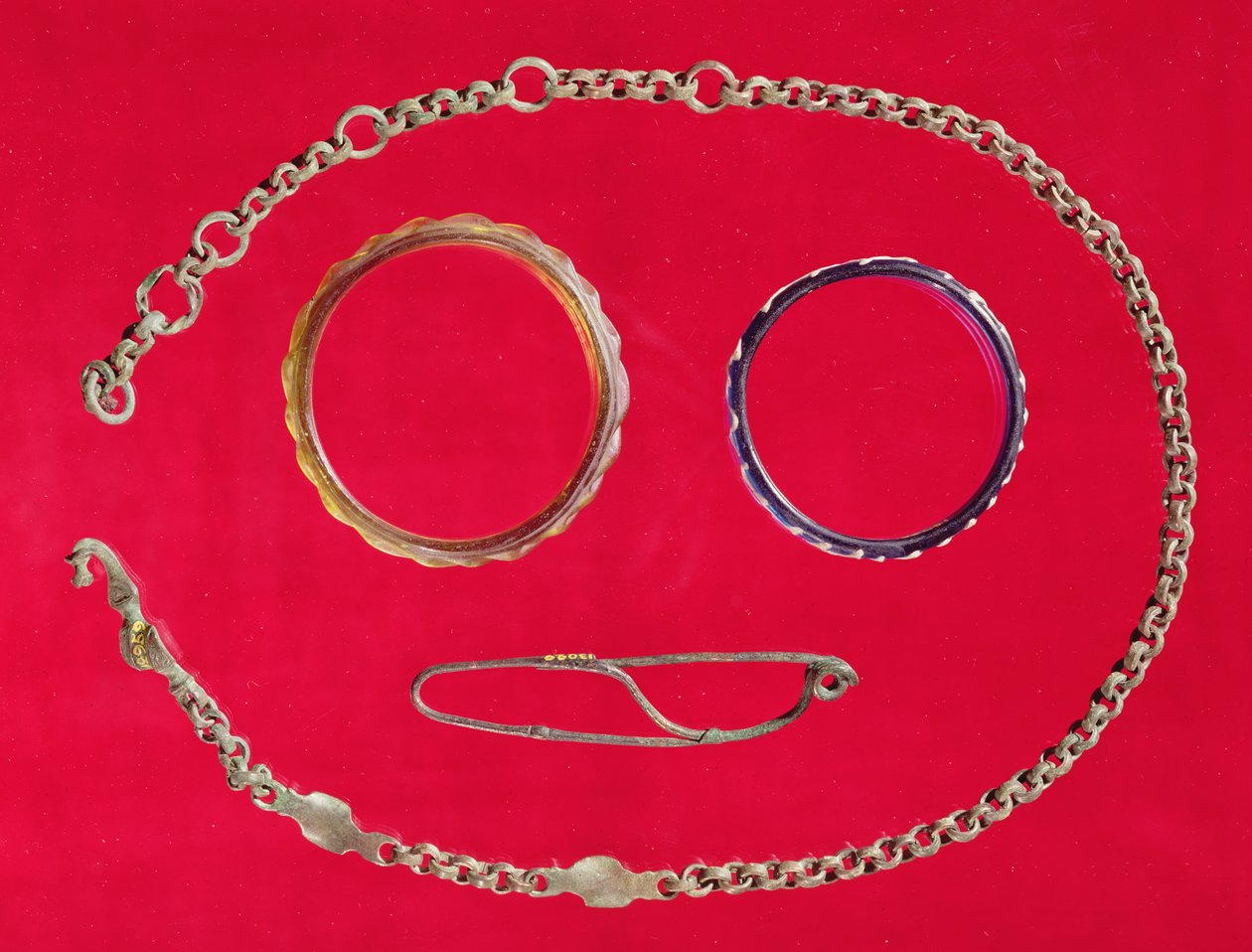Ceinture, broche et deux bracelets, Tene II (verre et bronze) - Gaulish