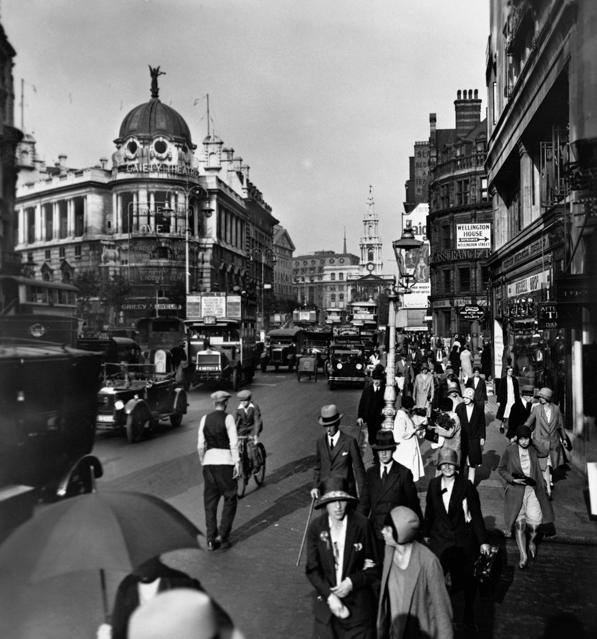 Le Strand avec le théâtre Gaiety à gauche et St Clement Danes, Westminster, Londres - George Davison Reid