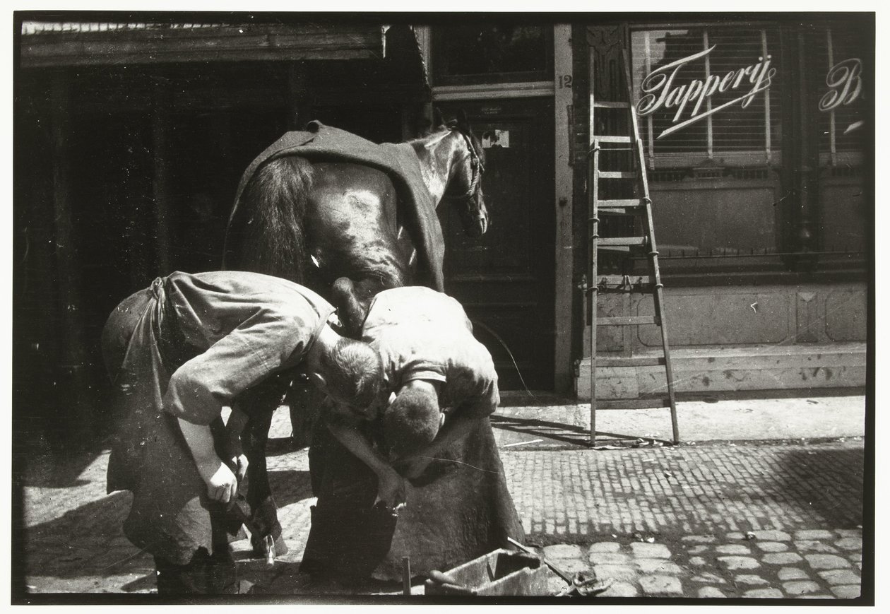 Maréchal-ferrant travaillant avec un cheval - George Hendrik Breitner