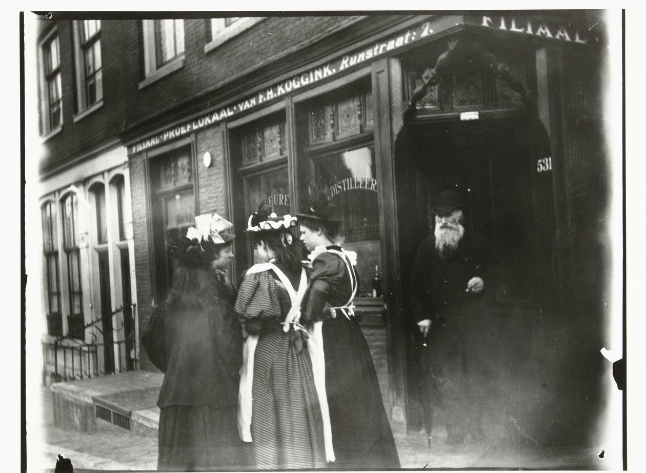 Quatre jeunes femmes dans la rue devant le bar Koggink dans la Runstraat à Amsterdam - George Hendrik Breitner