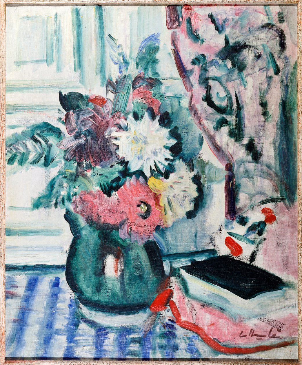 Dahlias mélangés dans un vase vert, avec un livre sur une nappe à carreaux - George Leslie Hunter