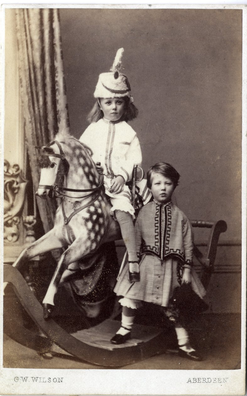 Jeune fille avec chapeau sur un cheval à bascule avec une autre fille debout à côté, 1860s - George Washington Wilson