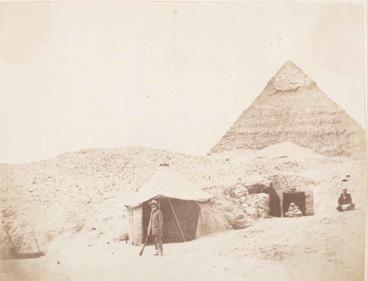 Le photographe devant sa tente sur le site de la pyramide de Khafre Chephren - George Wilson Bridges