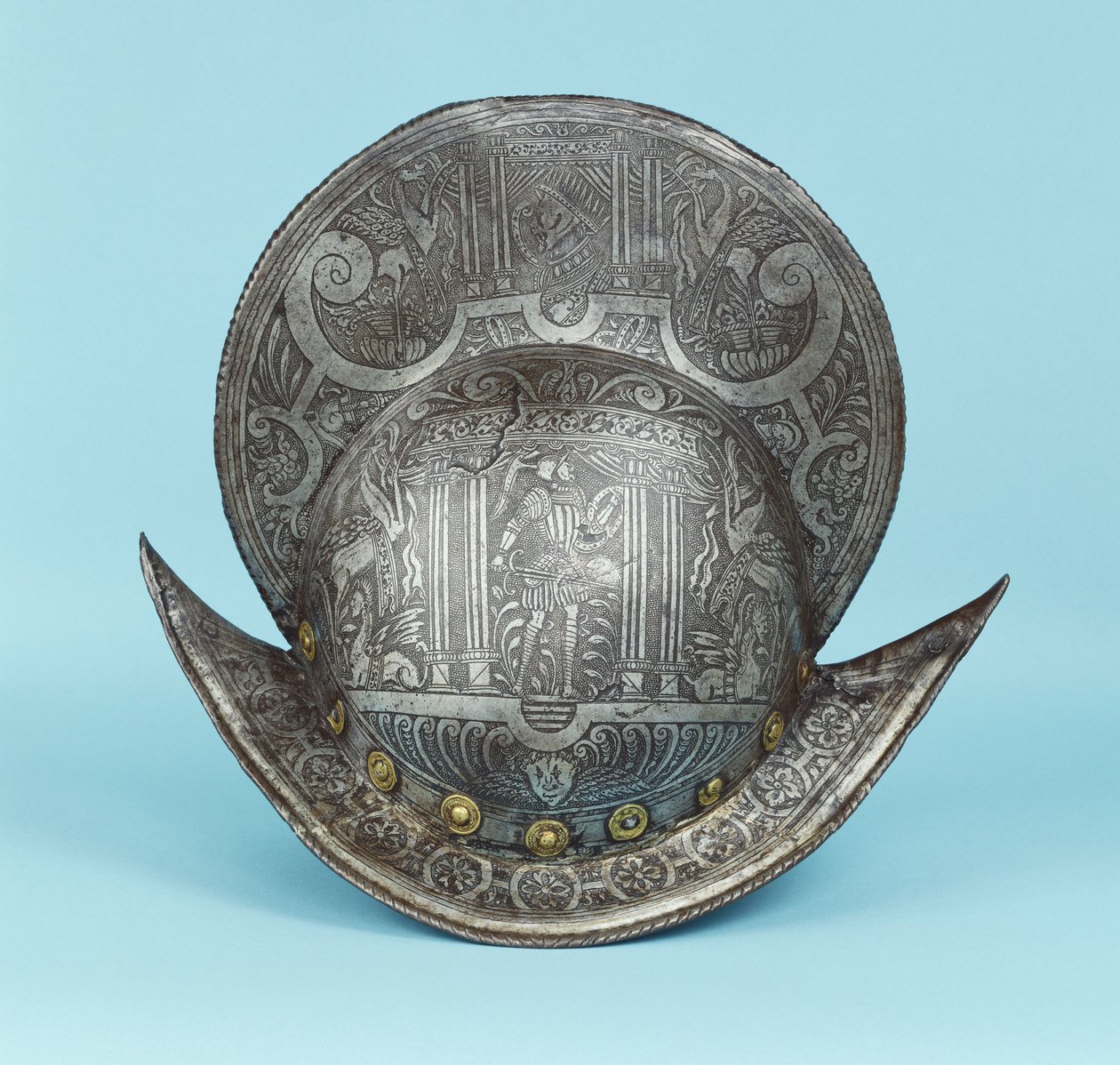 Morion à peigne, gravé de têtes de chérubins, sphinx et chevaux ailés, le centre avec un guerrier pseudo-classique en armure contemporaine avec épée et bouclier - German School