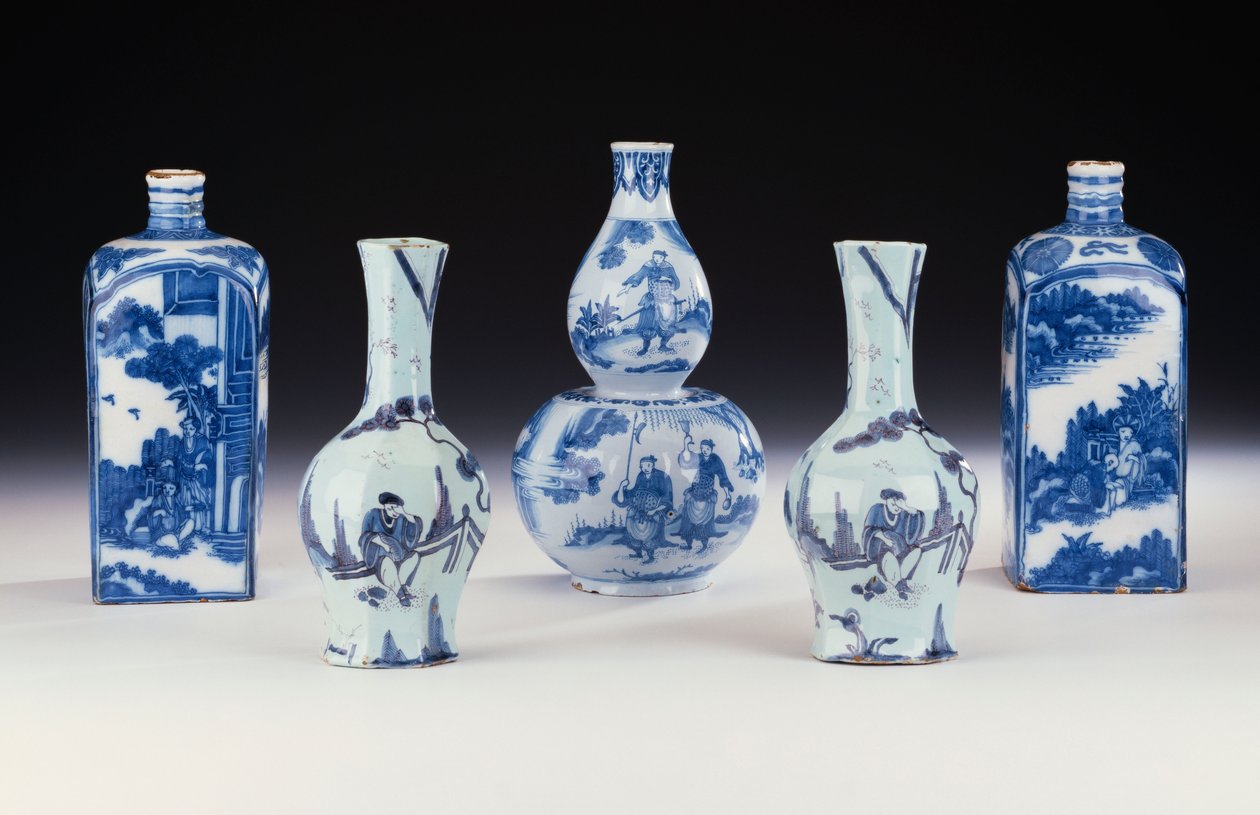 Sélection de Céramiques Bleues et Blanches de Francfort dans un Style Chinois, y Compris Deux Flasques à Esprit Bleues et Blanches de Francfort, une Paire de Vases Octogonaux Yan Yan de Francfort, et un Vase Double-Gourde Bleu et Blanc de Francfort, vers 1 - German School