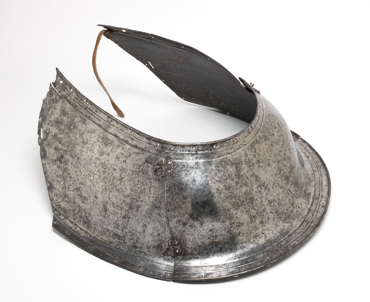 Peytral, pour usage de cavalerie lourde. Formé d