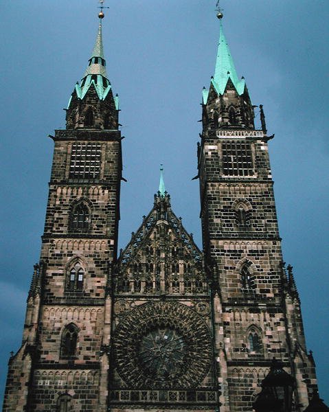 Rosace sur la façade ouest de St. Lorenzkirk - German School