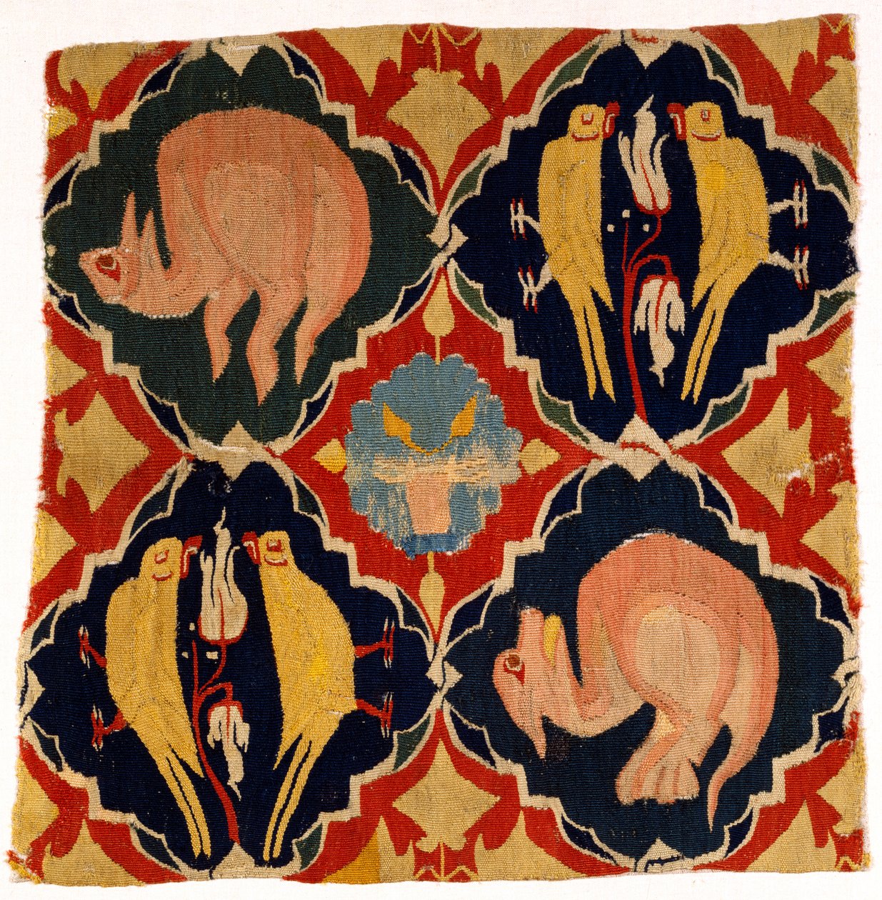 Fragment de tapisserie représentant des oiseaux et des bêtes, de Franconie ou du Haut-Rhin - German School