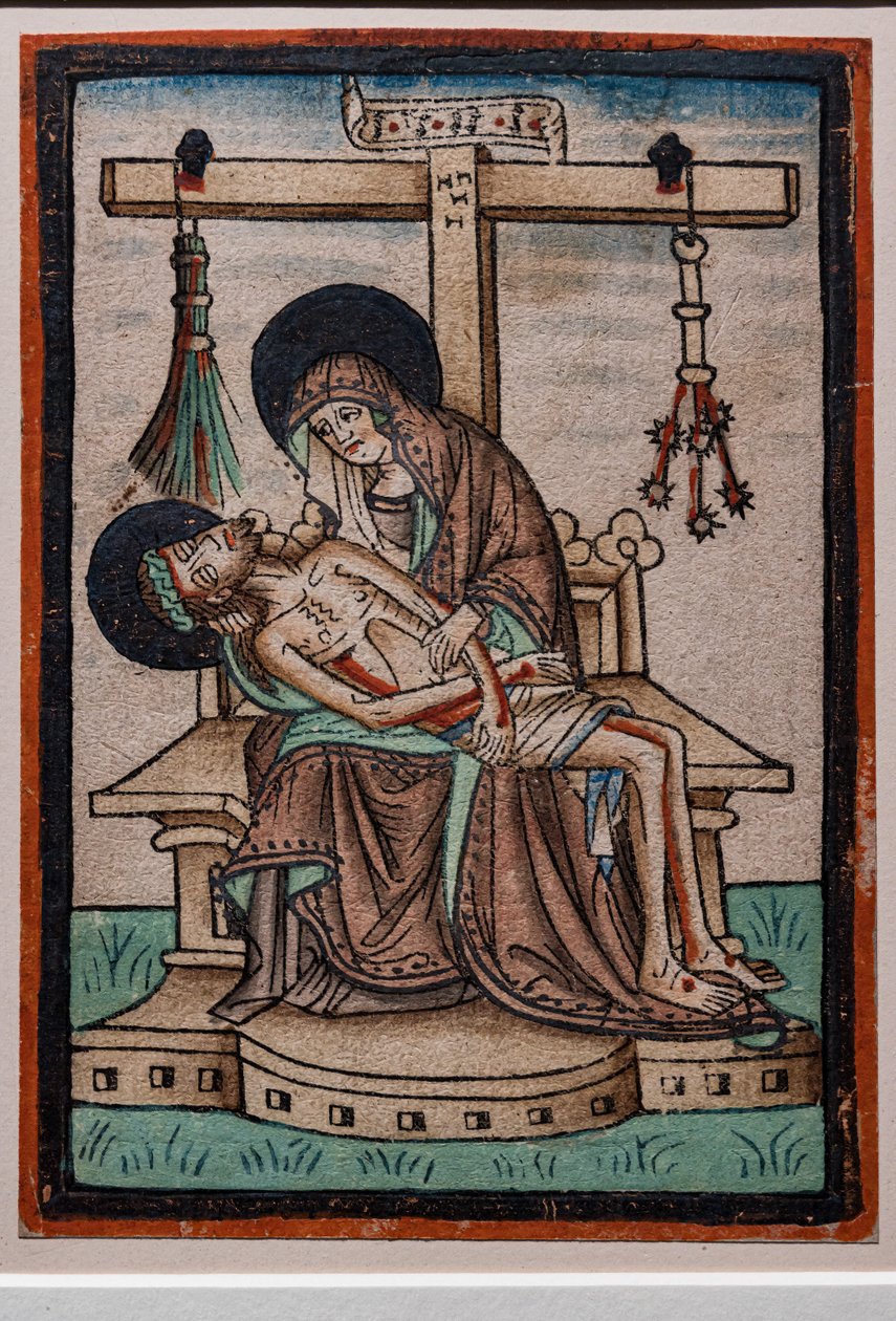 Vesperbild (Lamentation), gravure sur bois aquarelle par un graveur allemand, vers 1450. Les symboles de la Passion du Christ pendent de la croix. - German School