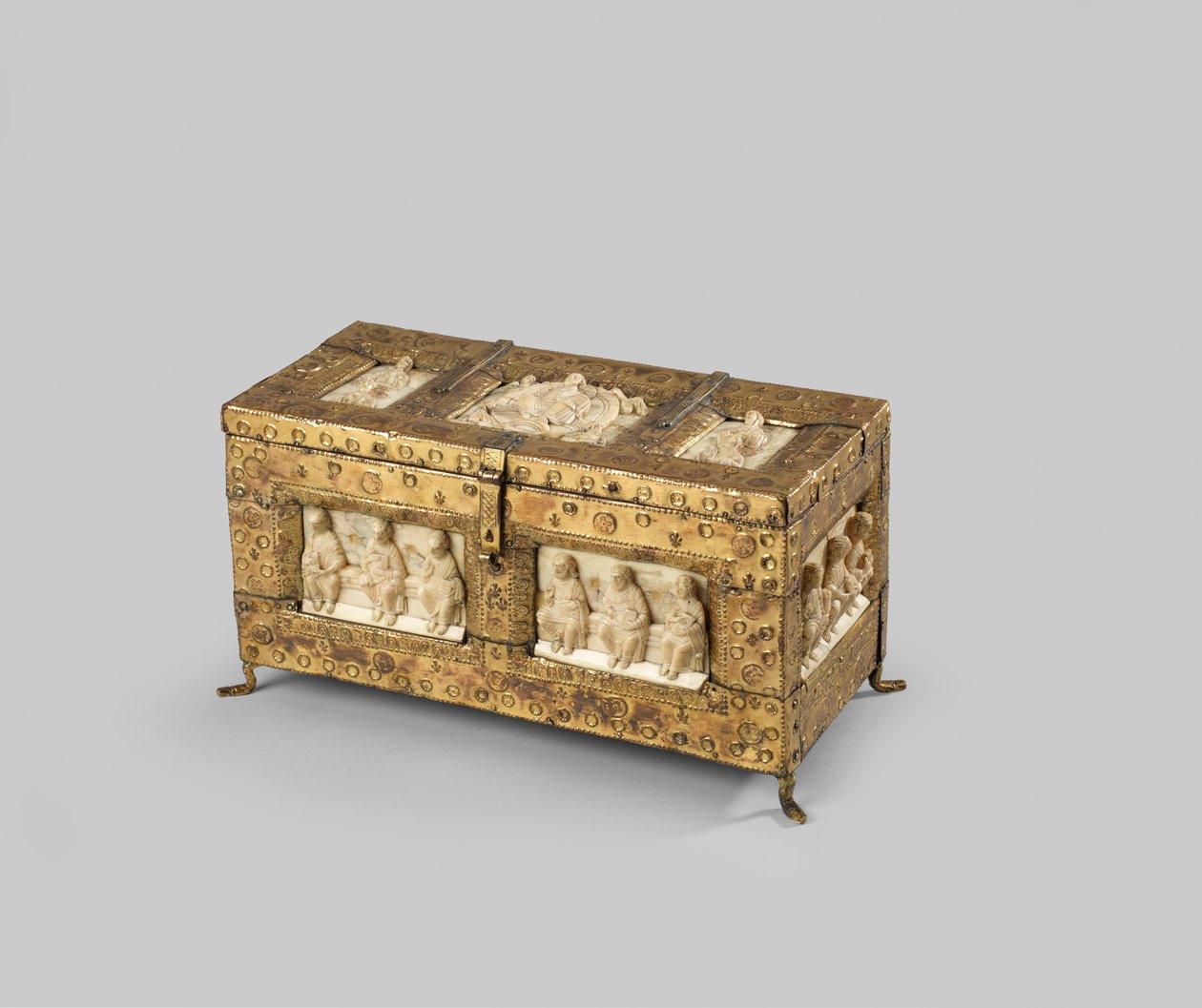 Figurines en ivoire de morse montées sur une boîte en chêne de style médiéval et recouverte de cuivre, ivoire 11e ou 12e siècle - German School