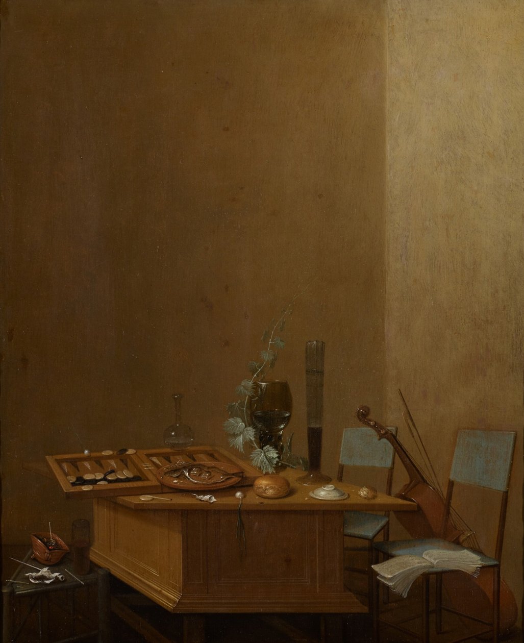 Nature morte avec un jeu de tric-trac sur une table en bois, des chaises et un violoncelle à droite - Gerrit van Vucht