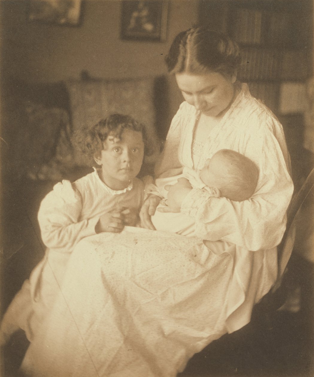 [Mère en robe de chambre, assise, avec un nourrisson et un petit garçon]. - Gertrude Käsebier