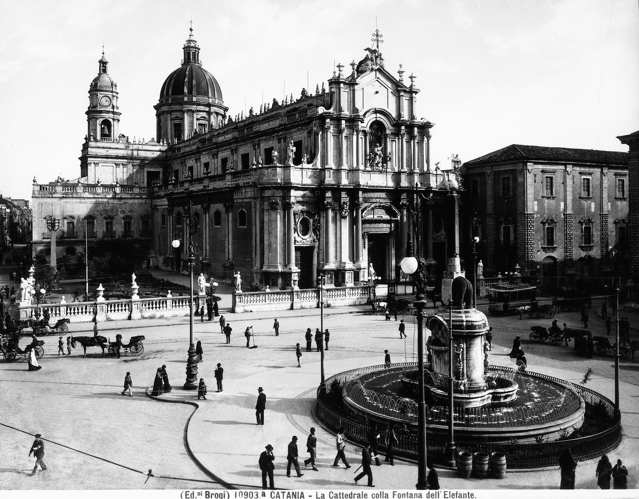 Piazza del Duomo à Catane, avec la cathédrale dédiée à Sainte Agathe et la fontaine de l