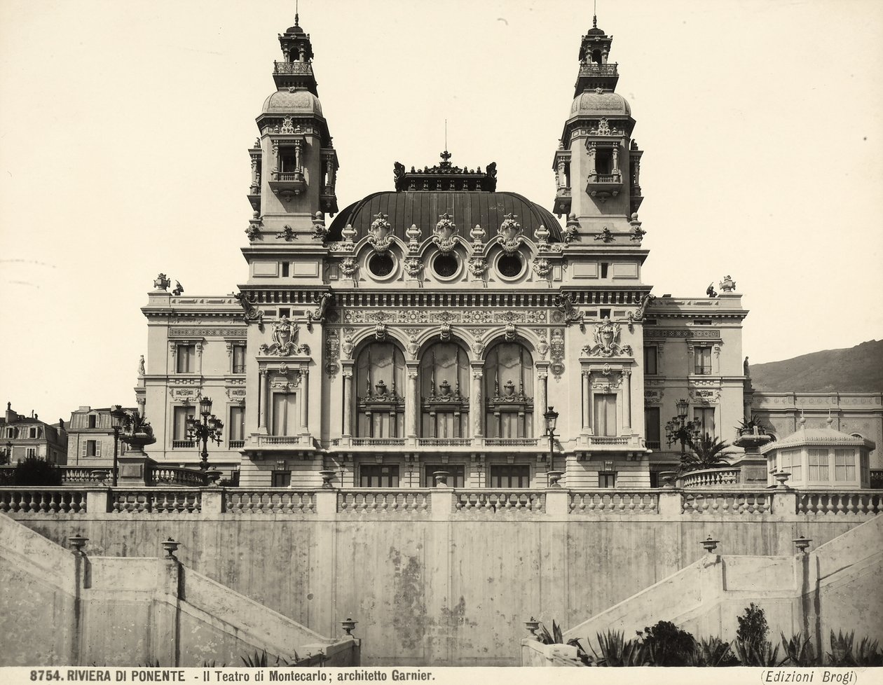 Vue de la façade du théâtre de Montecarlo, conçu par Charles Garnier. Monaco - Giacomo Brogi