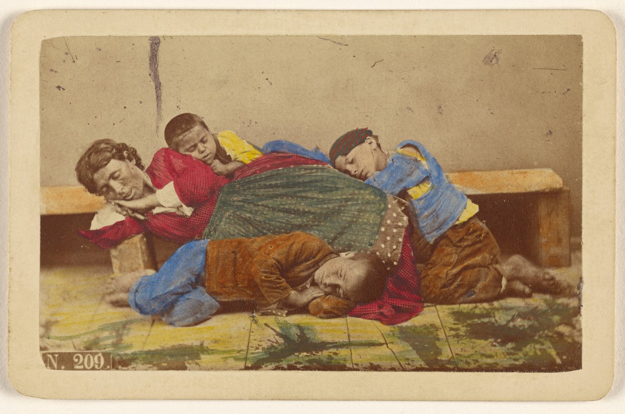 [Mère gitane et trois enfants endormis sur le banc et le sol]. - Giorgio Conrad