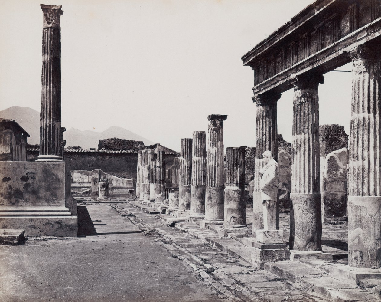 Colonnade orientale du Temple de Vénus Pompeiiana à Pompéi - Giorgio Sommer