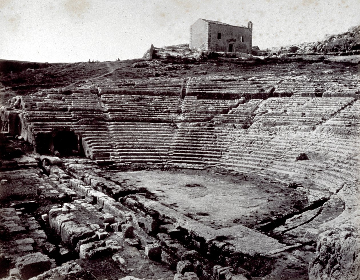 Les vestiges du théâtre grec à Syracuse dans le parc monumental de Néapoll. Au premier plan, l