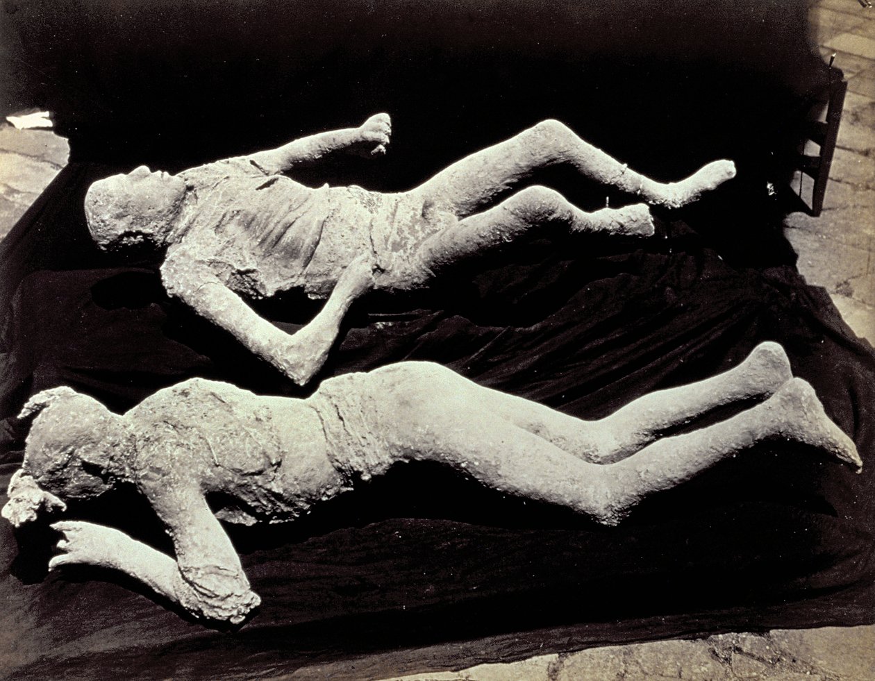 Deux moulages de figures humaines des fouilles de Pompéi. Les expositions ont été placées sur un tissu noir pour les photographier - Giorgio Sommer